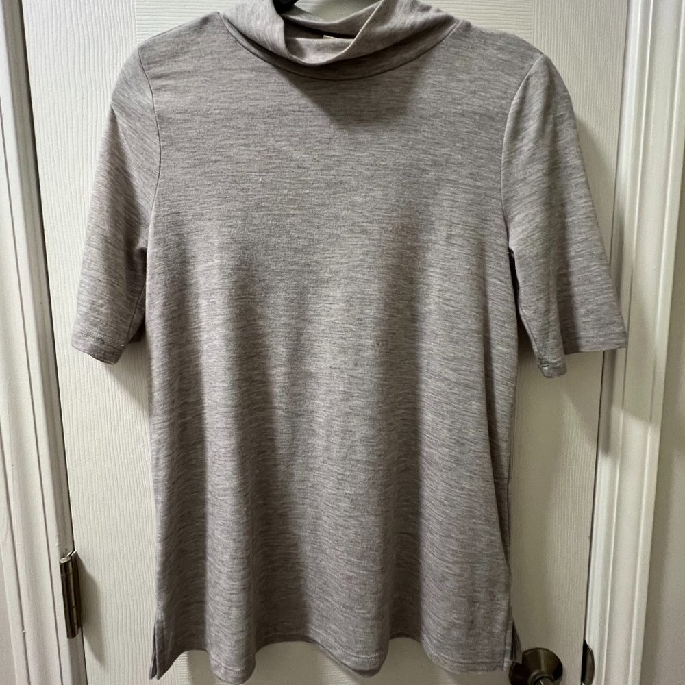 LOFT Women's Short Sleeve Grey Knit Shirt, Mock Neck, Size Small Petite
